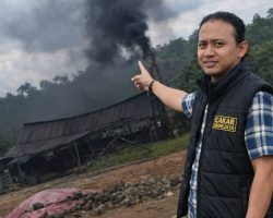 Diduga Ratusan Tungku Penyulingan Minyak Ilegal Bebas Beroperasi di Sanga Desa, APH Dipertanyakan.