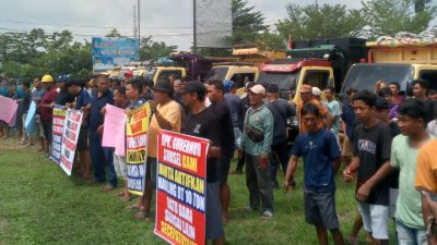 Ratusan Driver DT 10 Ton Batubara Demo di Kantor Camat Sungai Lilin, Tolak Instruksi Gubernur Sumsel