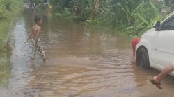 BANJIR MENGGENANGI JALAN IRIGASI, KECAMATAN ILIR BARAT I