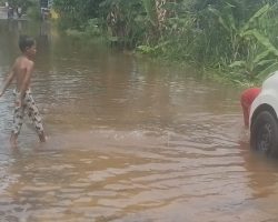 BANJIR MENGGENANGI JALAN IRIGASI, KECAMATAN ILIR BARAT I