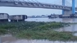 Enceng Gondok dan Sampah Rumah Tangga Menumpuk di Pinggiran Sungai Musi Kawasan Kuto Batu