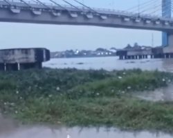 Enceng Gondok dan Sampah Rumah Tangga Menumpuk di Pinggiran Sungai Musi Kawasan Kuto Batu