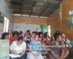 Warga Desa Papande Datangi Kantor Desa, Harapkan Erikson Siregar Kembali Mengajar di SD 173351.