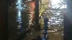Banjir Rendam Jalan Sosial Km 5 Palembang, Lalu Lintas Lumpuh