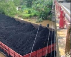 Tongkang Batubara Tabrak Fender Jembatan Lilin, Diduga Tali Kendali Putus