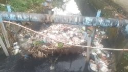 WARGA AIR ITAM RESAH, ALIRAN SUNGAI TERCEMAR DAN TERSUMBAT SAMPAH