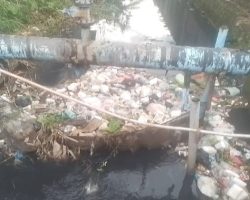 WARGA AIR ITAM RESAH, ALIRAN SUNGAI TERCEMAR DAN TERSUMBAT SAMPAH