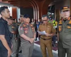 Pintu Gerbang Dikunci, Massa Aksi GAASS Merangsek Kedalam Halaman Kantor Gubernur Sumsel Dengan Cara Lompati Pagar
