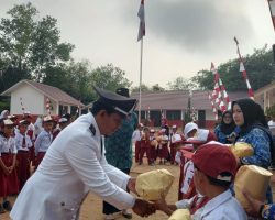 Meriahkan HUT RI ke-81, Kades Mawi Beri Hadiah untuk Siswa SDN 33 Rantau Bayur Warga Desa Sukarela Kompak Rayakan Kemerdekaan