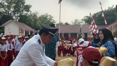 Meriahkan HUT RI ke-81, Kades Mawi Beri Hadiah untuk Siswa SDN 33 Rantau Bayur Warga Desa Sukarela Kompak Rayakan Kemerdekaan